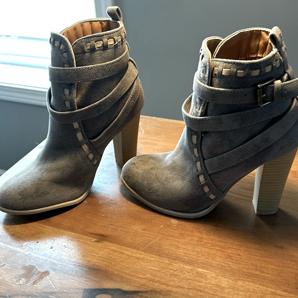 Super cute gray suede type booties!